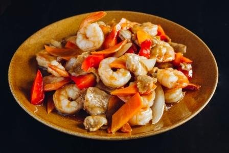 одон улан удэ китайская кухня меню. svinina s krevetkami. одон улан удэ китайская кухня меню фото. одон улан удэ китайская кухня меню-svinina s krevetkami. картинка одон улан удэ китайская кухня меню. картинка svinina s krevetkami. Баклажаны, свинина, перец, лук.