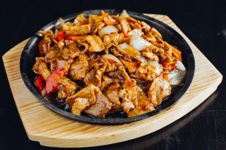 одон улан удэ китайская кухня меню. svinina na skovorode. одон улан удэ китайская кухня меню фото. одон улан удэ китайская кухня меню-svinina na skovorode. картинка одон улан удэ китайская кухня меню. картинка svinina na skovorode. Баклажаны, свинина, перец, лук.